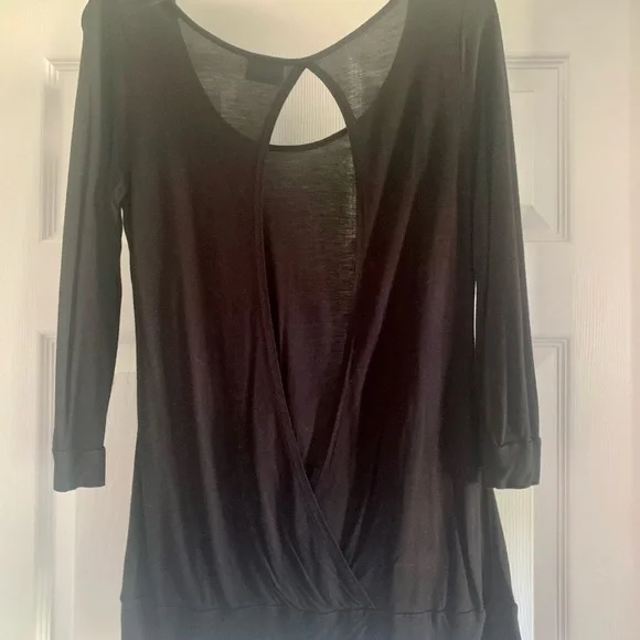 Black 3/4 sleeve peek-a-boo back top - Picture 2 of 3